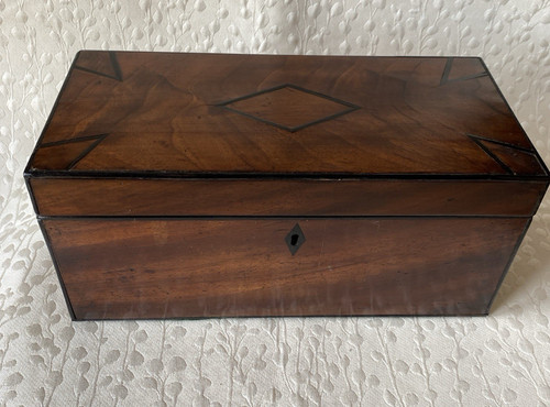 Eine antike teedose aus holz - eine,