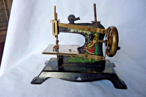 Alte kindernähmaschine - kindernähmaschine,