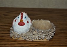 Eierbecher als Nest mit Huhn Polystone