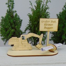 Großer Bub, kleiner Bagger