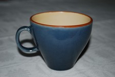 Hübsche Tasse Atelierkeramik blau innen beige
