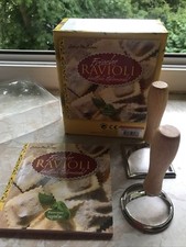 Ravioli-Ausstecher Raviolimaker Holzgriff Kochbuch Piroggen Maultaschen neu