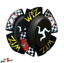 Wiz Knieschleifer, Isle of Man in Schwarz-Weiß mit IOM Graffix - Sparky / Funken