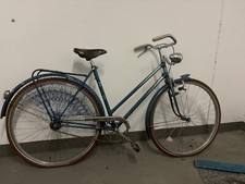 Retro Damenfahrrad von Triumph aus dem Jahr 1951 mit Rockschutznetz