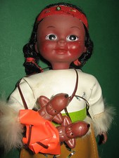 LIEBEVOLL GESTALTETES INDIANER MÄDCHEN MIT ZÖPFEN+ZWEI BABYPÜPPCHEN FÜR SAMMLER!