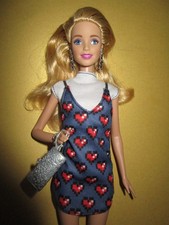 B552) SÜSSE BLONDE BARBIE MATTEL OHRRINGE+HERZCHEN-KLEID+SCHUHE+TASCHE NEUWERTIG