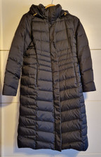 Langer, schwarzer Daunenmantel