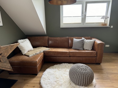 Couch mit braunem - , lederbezug