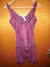 Strammes Korselett Mieder Grösse 44/46 aubergine