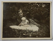 ALTES FOTO...BABY...MUTTER...KISSEN...WIESE...