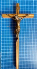 Holzkreuz mit Jesus aus Metall