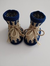 Handgestrickte Babyschuhe.
