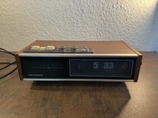 UNIVERSUM UHRENRADIO W 2706UNIVERSUM W2706 - Vintage Klappzahlen Radiowecker