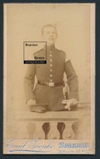 Foto ca 1900 Berlin-Spandau Soldat Musiker in Uniform + Schwalbennest u Bajonett