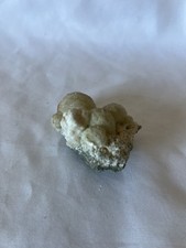 Gyrolit Fuchsit Calcit Prehnit 64 g – farbige Stufe – Sammlerstück – Rarität