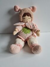 Stoffpuppe Thun Design Plüschkleidung mit Fühlern und Flügeln und Rassel