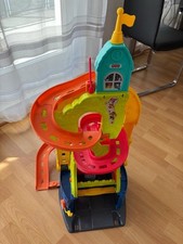Fisher Price Sitz-und Steh-Hochhaus-Rennbahn