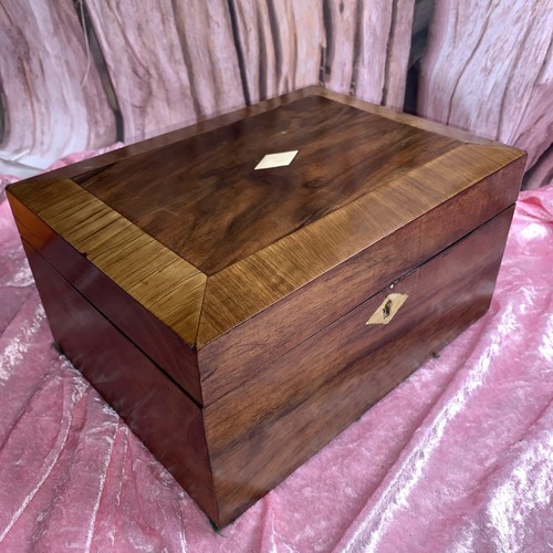 Antiker nähkasten aus holz - aus,