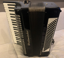AKKORDEON MIT HISTORISCHEM HINTERGRUND, 120 Bassknöpfe. 11 Register Diskant