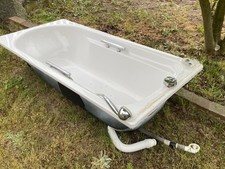 Weiße Emaille-Badewanne inkl. Armatur & Zubehör