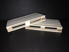 2 Europaletten aus Holz mit EUR-Brandzeichen für Lkw L1113 Ladegut Maßstab 1:12