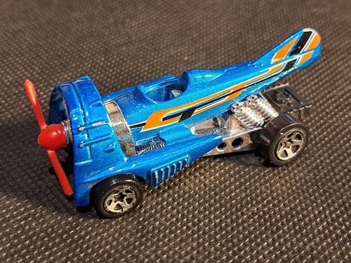 Hotwheels dog fighter - dog,