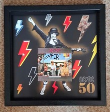 AC/DC Dirty Deeds Rahmung Angus Young - Original in person Autogramm, gerahmt