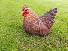 Gartenfigur Huhn liegend braun