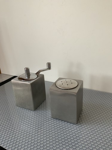 Salzstreuer und pfeffermühle - und,