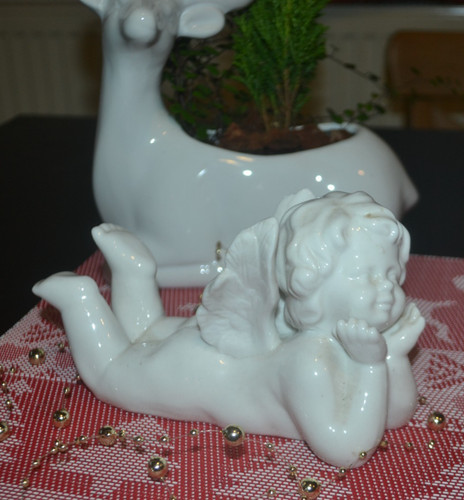 Engel liegend porzellan 15 - ,