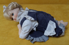 Porzellan Puppe auf dem Bauch liegend 27cm