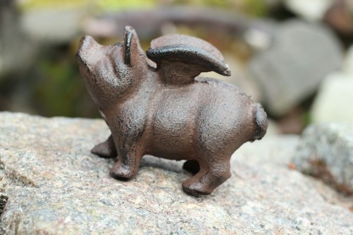 Gusseisen schwein mit flügeln - schwein,