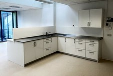 GIPSTHEKE MIT EDELSTAHLPLATTE