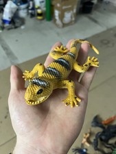 Spielzeug Gummitiere Eidechse gelb mit schwarz weißen Streifen 