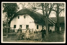 Familie mit Hund vor Reetdachhaus in Norddeutschland um 1920 - Foto-AK 14x9cm