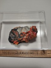 Seltener Realgar auf Matrix