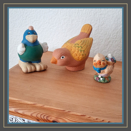 Drei standfiguren aus ton - drei,