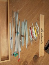 Konvolut  Stricknadeln  Häkelnadel Zopfnadeln plus Stricknadelbox aus Holz