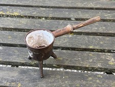 Kleiner Antiker Drei Bein Fuß Kessel Topf mit Holz Griff