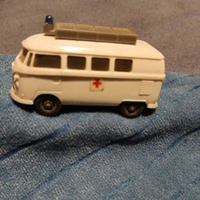 WIKING VW Bus T1 Rotes Kreuz Krankenwagen 320/12 A weiß verglast mit Dachaufbau