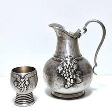 SKS Zinn 95% - Karaffe/Weinkrug mit Becher - Trauben Dekor - H. 20,5 cm