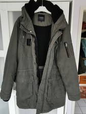 Parka mit Gebrauchsspuren und defektem Reißverschluss 