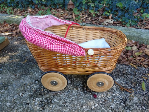 Hübscher kleiner puppenwagen - hübscher,