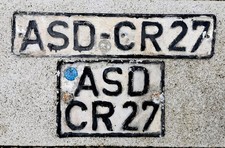 2 Kfz-Kennzeichen Nummernschilder license plates DIN ASD AUSLÄUFER DEUTSCHLAND
