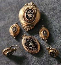 SET:  Biedermeier Brosche aus Schaumgold, 1 Medaillon, 2 Ohringe u. 2 Anhänger