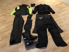 Motorradkleidung: Jacke, Hose, Stiefel, Handschuhe, Nierengurt, Regenjacke+Hose