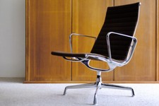Charles and Ray Eames, Herman Miller, Vitra Alu-Chair EA-115, Hopsak braun