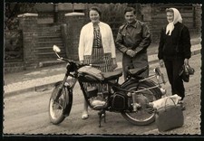 Fotografie Motorrad IFA RT 125ccm, Kradfahrer & Frauen neben LKrad 