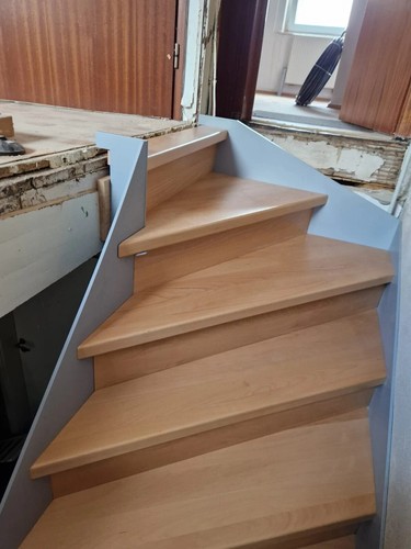 Moderne massivholztreppe - moderne,