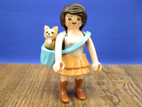 Moderne frau mit chihuahua - mit,